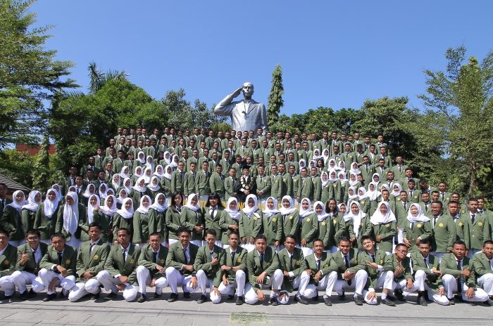 Rektor Kukuhkan 2938 Mahasiswa Baru Tahun Akademik 2018-2019