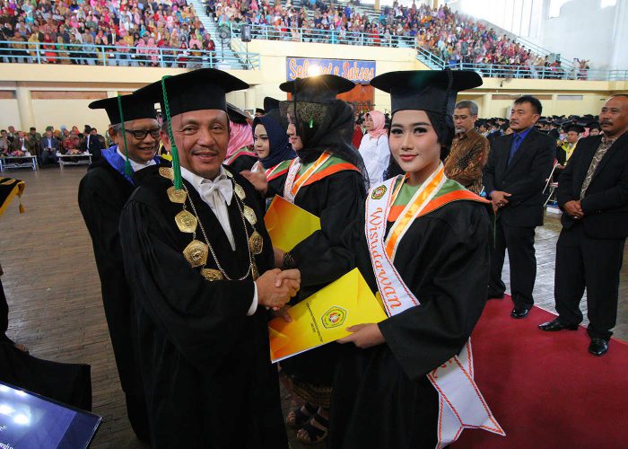 Rektor : Wisuda menjadi Tanda Untuk Memulai Dharma Bakti Kepada Masyarakat