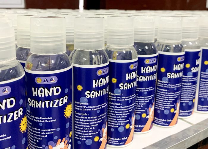 Sumbangsih Di Masa Pandemic COVID19, Himpunan Mahasiswa Teknik Kimia Donasi 1000 Botol Hand Sanitizer