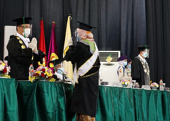 Rektor : Wisudawan Harus Terus Belajar dan Tingkatkan Kompetensi Keilmuan