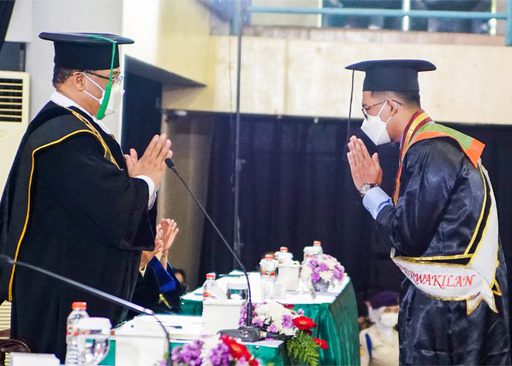 Rektor : Jangan Berhenti Menuntut Ilmu, Wisudawan Harus Tingkatkan Kompetensi Keilmuan, Daya Saing Dan Sikap Positif