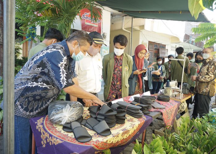 Wisata Kerajinan Sandal, Kolaborasi Masyarakat Nyamplungan dengan Mahasiswa KKNT MBKM UPN Veteran Jawa Timur