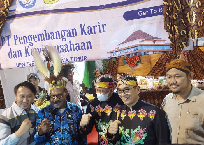 Menteri Koperasi dan UMKM Tinjau Booth KKNT UPNJatim di Bazaar Blitar Jadoel