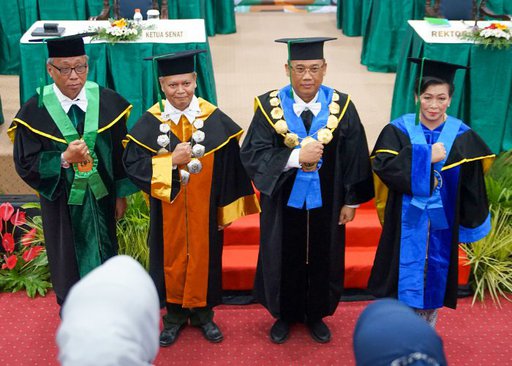 Pengukuhan Prof Ni Ketut Sari dan Prof Tjondro, Guru Besar ke 16 dan 17 UPN Veteran Jawa Timur