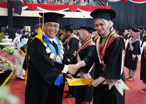 Wisuda Ke-90 UPN Veteran Jawa Timur: Rekor Prestasi dengan 69.50% Cumlaude